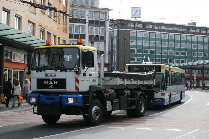 Ein 0 405 der SW Solingen muss wegen einen Defektes von Wagen 100 (SG SW 430) Abgeschleppt werden.
Aufgenommen am ZOB Solingen am 24.10.2009.
