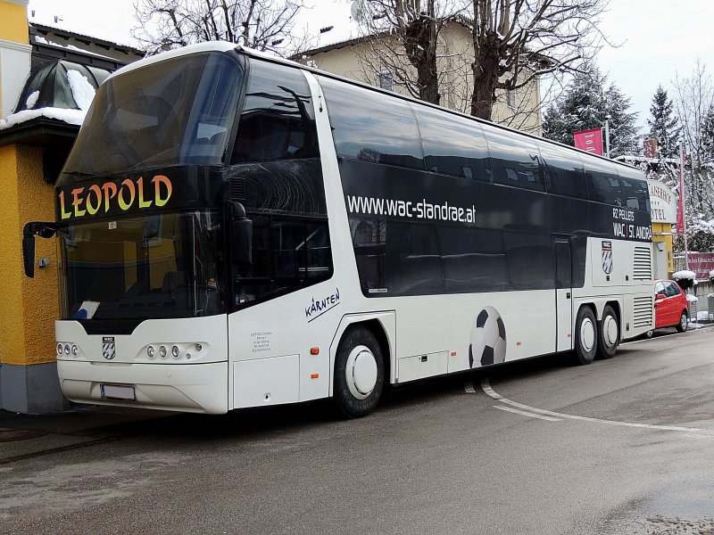 Neoplan Skyliner Mannschaftsbus Des Wac St Andra Erwartet Vorm Kaiserhof In Ried Die Fussballer Um Diese Zum Bundesligaspiel Ins Stadion Zu Bringen Bus Bild De