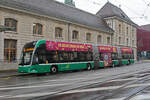 Hess Doppelgelenkbus 9104, auf der Linie 50, wartet am 10.02.2025 an der Endstation am Bahnhof SBB.