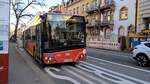 Ein VAG Freiburg Solaris Urbino 18 Electric am 11.1.2025 an der Haltestelle Eschholzstraße auf der Linie 14 in Richtung Haid 