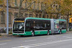 Mercedes eCitaro 7104, auf der Linie 36, fährt am 18.11.2024 zur Haltestelle am badischen Bahnhof.