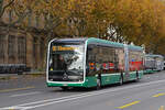 Mercedes eCitaro 7118, auf der Linie 30, fährt am 18.11.2024 zur Endstation am badischen Bahnhof.