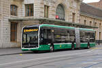 Mercedes eCitaro 7135, auf der Linie 30, fährt am 18.12.2024 bei der Endstation am Bahnhof SBB ein. Aufnahme Basel.