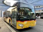 MB C2 Hybrid '11495' der PostAuto Regie Aarau am 18.10.21 beim Bahnhof Aarau.