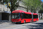 Volvo Hybridbus 883, auf der Tramersatz Linie 8A, fährt am 09.07.2024 durch die Bundesgasse. Aufnahme Bern.