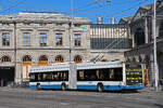 Hess Trolleybus 171, auf der Linie 31, fährt am 12.04.2024 zur Haltestelle beim Bahnhofplatz in Zürich.