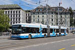 Hess Doppelgelenk Trolleybus 91, auf der Linie 31, überquert am 22.08.2024 die Bahnhofbrücke. Aufnahme Zürich.