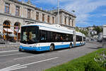 Hess Doppelgelenk Trolleybus 65, auf der Linie 31, fährt am 22.08.2024 zur Haltestelle Beim Bahnhofplatz in Zürich.