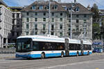 Hess Doppelgelenk Trolleybus 77, auf der Linie 31, überquert am 22.08.2024 die Bahnhofbrücke in Zürich.