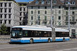 Hess Trolleybus 182, auf der Linie 31, überquert am 22.08.2024 die Bahnhofbrücke in Zürich.