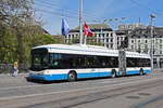 Hess Trolleybus 160, auf der Linie 46, überquert am 12.04.2024 die Bahnhofbrücke. Aufnahme Zürich.