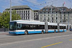 Hess Doppelgelenk Trolleybus 65, auf der Linie 31, überquert am 22.08.2024 die Bahnhofbrücke. Aufnahme Zürich.