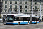 Hess Trolleybus 175, auf der Linie 46, überquert am 22.08.2024 die Bahnhofbrücke.