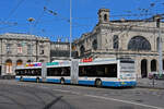 Hess Doppelgelenk Trolleybus 61, auf der Linie 31, fährt am 22.08.2024 zur Haltestelle beim Bahnhofplatz in Zürich.