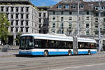 Hess Trolleybus 168, auf der Linie 46, überquert am 22.08.2024 die Bahnhofbrücke.