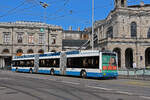 Hess Doppelgelenk Trolleybus 69, auf der Linie 31, fährt am 22.08.2024 zur Haltestelle beim Bahnhofplatz in Zürich.