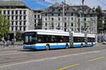 Hess Doppelgelenk Trolleybus 85, auf der Linie 31, überquert am 22.08.2024 die Bahnhofbrücke in Zürich.