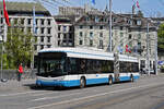 Hess Trolleybus 174, auf der Linie 46, überquert am 12.04.2024 die Bahnhofbrücke in Zürich.