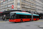 Hess Trolleybus 60, auf der Linie 1, fährt am 24.02.2025 zur Haltestelle beim Bahnhof Biel.