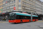 Hess Trolleybus 54, auf der Linie 1, fährt am 24.02.2025 zur Haltestelle beim Bahnhof Biel.