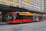 Hess Trolleybus 92, auf der Linie 3, bedient am 24.02.2025 die Haltestelle beim Bahnhof Biel.