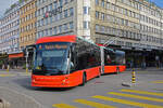 Hess Trolleybus 100, auf der Linie 3, fährt zur Haltestelle beim Bahnhof Biel.