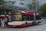 O-Bus Nr.302, Solaris Trollino 18 Niederflurbus, an der Bushaltestelle am HBF Salzburg. 16.09.2018