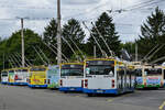 Diese Van Hool AG 300 T Oberleitungsbusse warten auf dem Betriebshof der Stadtwerke Solingen auf den nächsten Einsatz. (Juli 2024)