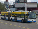 Dieser Van Hool AG 300 T Oberleitungsbus wartet auf dem Betriebshof der Stadtwerke Solingen auf seinen nächsten Einsatz. (Juli 2024)