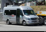 Mercedes Sprinter beim warten beim Bahnhof Biel am 26.06.2022