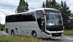 KVS Bus- und Limousinen Service GmbH mit einem MAN Lion's Coach EURO6 Reisebus im DB Schienenersatzverkehr am 17.07.24 Bahnübergang Rodleben.