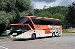 Meinen lieben Kollegen Josef mit seinem Neoplan Starliner 2 von Hartmann Reisen, habe ich im Sommer 2017 in Kelheim getroffen, im Hintergrund auf dem Berg die Befreiungshalle