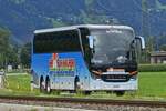 UR 9076, Setra S 516 HDH; von Bolliger Reisen aus der Schweiz, fährt an der Zillertal Linie entlang in Richtung Mayrhofen.