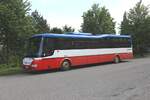 Dieseer SOR CN 12 Bus wartete am 7.6.2024 vor dem Bahnhofsgebäude in Rakovnik in Tschechien.