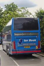 BZ-NF-87, Van Hool TX Arcon, von ter Beek, aus den Niederlanden, steht abseits am Busbahnhof in Vianden.