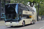 1-RGX-494, VanHool TX, von toptour, unterwegs in den Straßen von Maastricht. 10.2024 