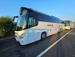 Diese beiden VDL Futura Reisebusse werden von der Niederländischen Munckhof Groep betrieben, so gesehen Mitte Juli 2024 auf einem belgischen Autobahnrastplatz.