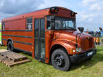 Ein zum Foodtruck umgebauter US-Schulbus war Anfang Juni 2024 in Jagel zu sehen.