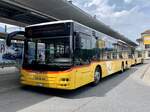 Die beiden MAN Lion's City 3-Achser '11425'  BE 811 692  und '10526'  BE 718 991  der PostAuto Regie Aeschi am 23.5.22 beim Bahnhof Spiez.