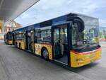 Die beiden MAN Lion's City 3-Achser '11425' und '10526'der PostAuto Regie Aeschi am 23.5.22 beim Bahnhof Spiez.