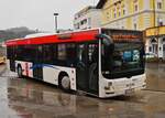 Der inzwischen zur Ledermair-Gruppe gehörende Stadtbus Kufstein hat am regnerischen 23.3.2024 in Form von SZ-786TI, einem MAN A37 Lion's City NL293, den Bahnhof erreicht, von wo aus der Rundkurs durch das gesamte Stadtgebiet als Linie 1 in Kürze fortgesetzt wird.