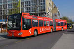 Mercedes Citaro 707 mit der Bauhaus Werbung, auf der Linie 2, verlässt am 21.04.2022 die Haltestelle beim Bahnhof Thun.