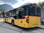 Heckansicht des neuen MB C2 K hybrid '11947' der PostAuto Regie Interlaken am 16.8.23 beim Bahnhof Interlaken West.