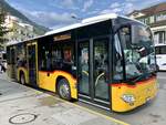 Der neuste MB C2 K hybrid '11947'  BE 610 531  der PostAuto Regie Interlaken am 16.8.23 beim Bahnhof Interlake  West.