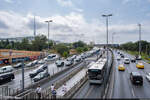 Metrobüs Istanbul / Altunizade, 27. Juli 2023<br>
Der Metrobüs Istanbul verkehrt grösstenteils in der Mitte der Autobahn. Aufgrund der Mittelperrons verkehren die Busse im Linksverkehr.