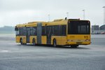ULLENSAKER (Fylke Akershus), 13.09.2016, Flughafenbus Nr. 915 auf dem Rollfeld des Flughafens Oslo, der auf dem Gebiet der Gemeinde Ullensaker liegt