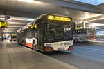 Solaris Urbino von Postbus (BD-16374) als Linie 400 an der Haltestelle Linz Hauptbahnhof.