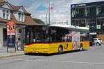Solaris Bus der Post, auf der Linie 104, wartet am 01.07.2024 an der Haltestelle beim Bahnhof Interlaken Ost.