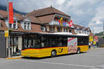 Solaris Bus der Post, auf der Linie 102, wartet am 01.07.2024 an der Haltestelle beim Bahnhof Interlaken Ost.