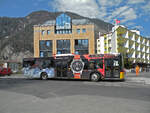 Solaris Bus der Post mit der Werbung für Hamilton Uhren, auf der Linie 106, fährt am 18.04.2013 zur Haltestelle beim Bahnhof Interlaken West.